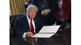 Donald Trump firmando el polémico decreto antiinmigración Donald Trump firmando el polémico decreto antiinmigración