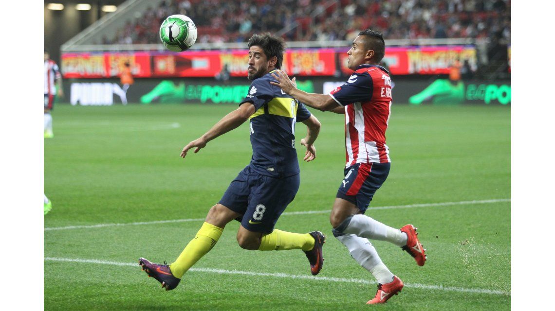 Pablo Pérez disputa el balón con Edwin Hernández Pablo Pérez disputa el balón con Edwin Hernández
