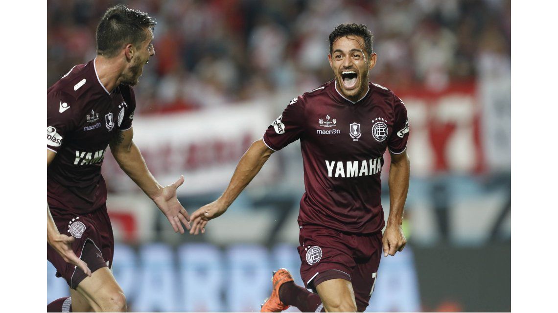 Lanús goleó y se quedó con la Supercopa ante River Lanús goleó y se quedó con la Supercopa ante River
