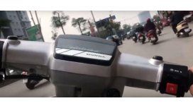 Arriesga su vida a bordo de una motocicleta y lo filma Arriesga su vida a bordo de una motocicleta y lo filma