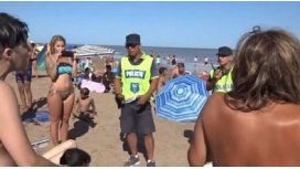 Mujeres censuradas en Necochea cuando hacían topless Mujeres censuradas en Necochea cuando hacían topless