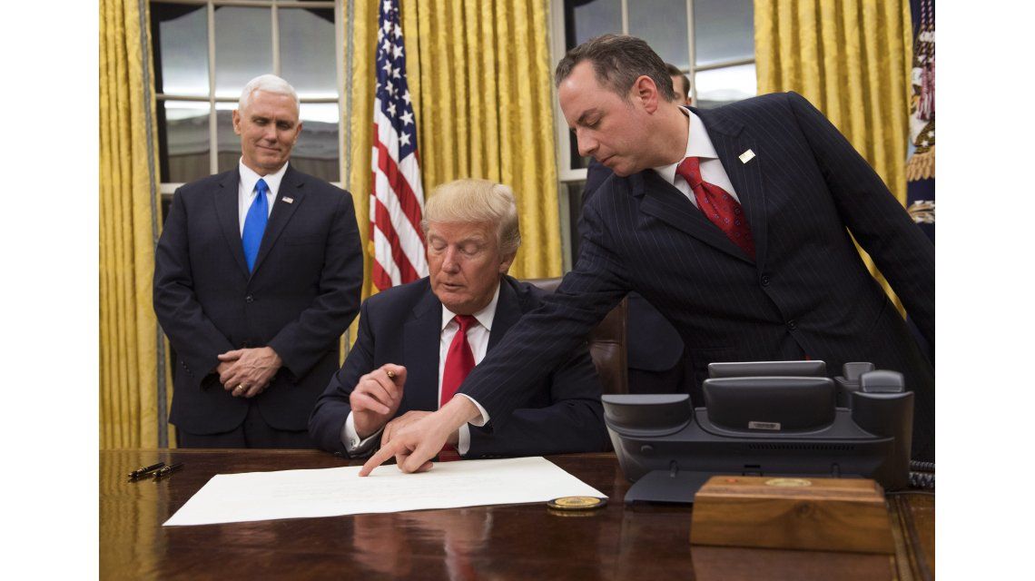 Donald Trump firmando sus primeros decretos Donald Trump firmando sus primeros decretos
