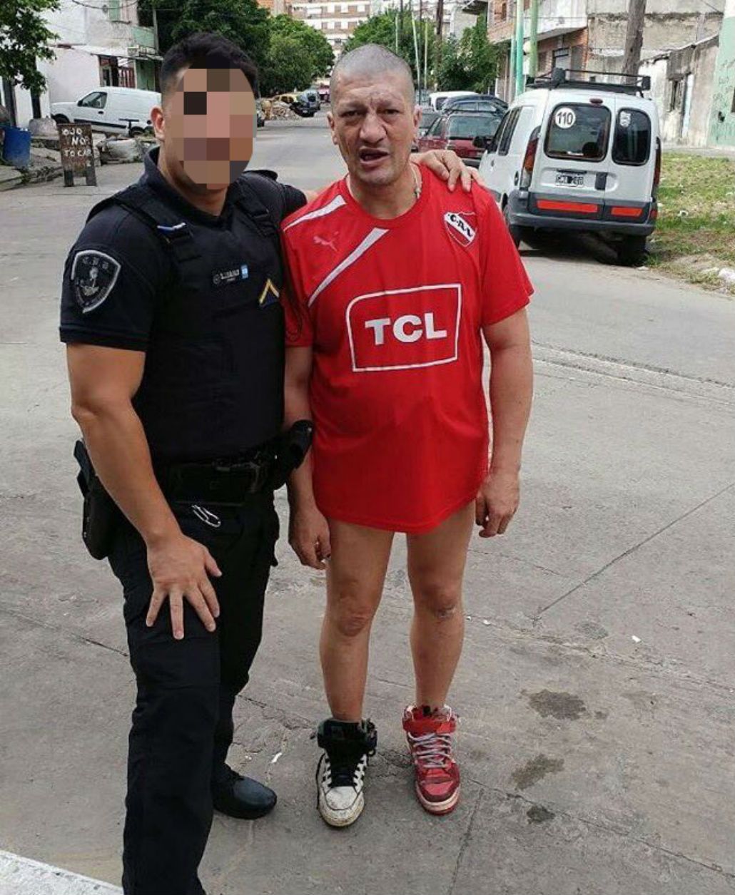 Pity Álvarez junto a un oficial de policía
