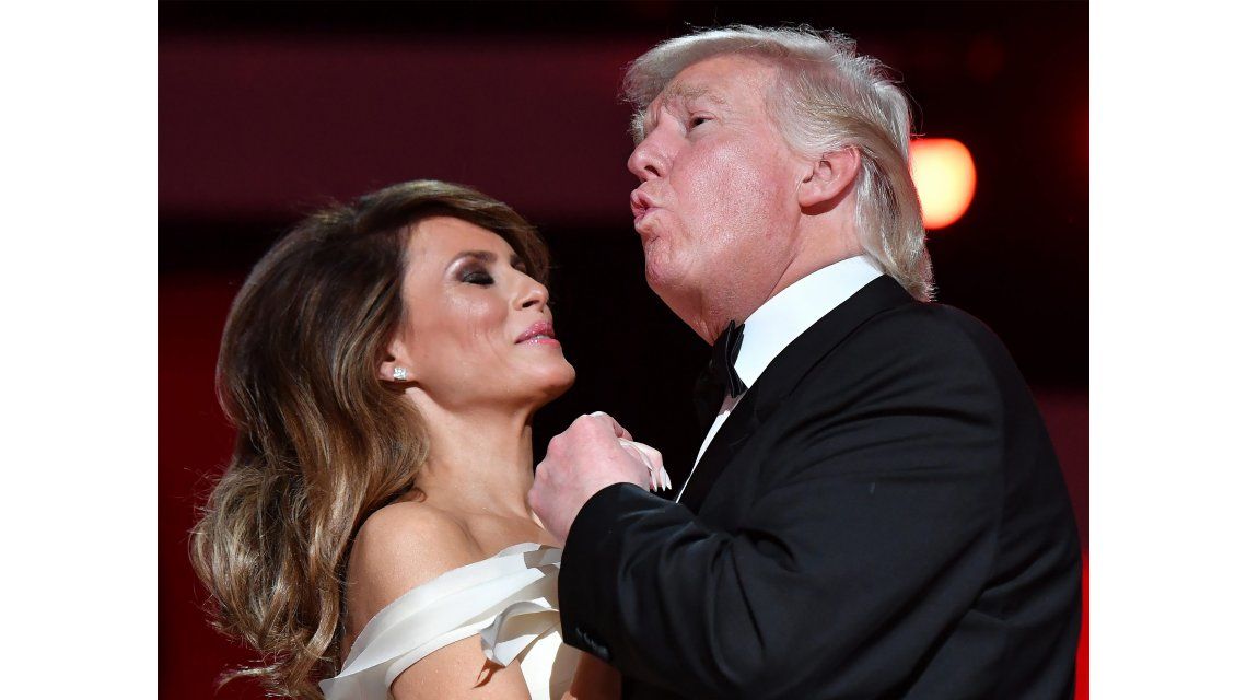 La primera dama de Estodos Unidos Melania Trump y el presidente Donald Trump en el baile de honor La primera dama de Estodos Unidos Melania Trump y el presidente Donald Trump en el baile de honor