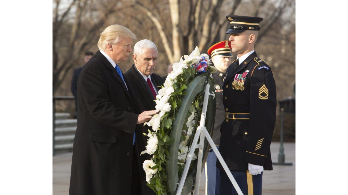 Donald Trump junto a Mike Pence colocan una ofrenda en la tumba del soldado desconocido Donald Trump junto a Mike Pence colocan una ofrenda en la tumba del soldado desconocido