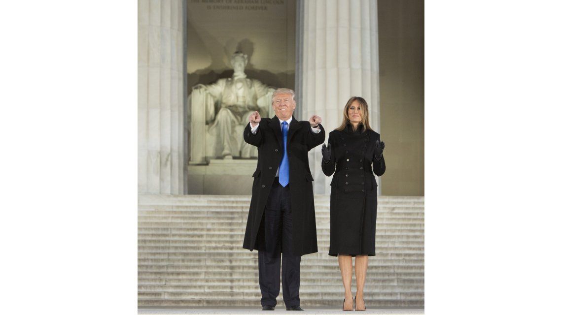 Donald Trump con Melania en el monumento a Lincoln en Washington Donald Trump con Melania en el monumento a Lincoln en Washington