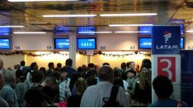 Latam canceló todos sus vuelos hasta el mediodía de este lunes en Aeroparque Latam canceló todos sus vuelos hasta el mediodía de este lunes en Aeroparque