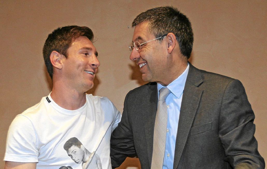 Messi junto a Bartomeu, presidente del Barcelona