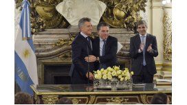 Macri le pidió a Dujovne más alegría y dejó en evidencia su cara de preocupación Macri le pidió a Dujovne más alegría y dejó en evidencia su cara de preocupación