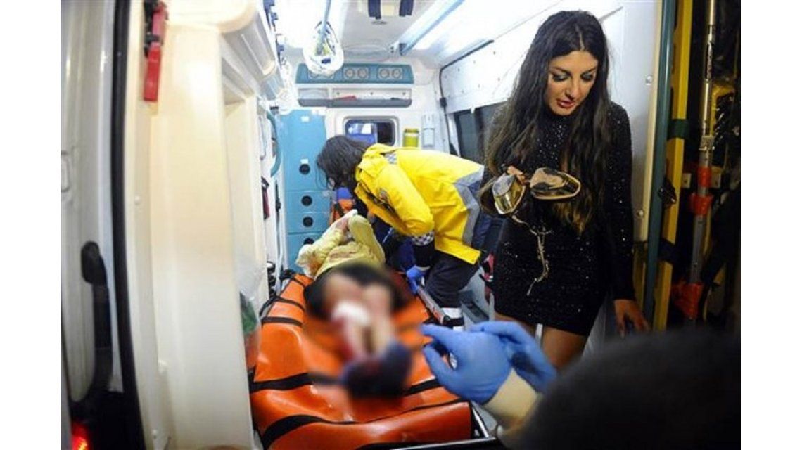 Uno de los heridos es trasladado en ambulancia Uno de los heridos es trasladado en ambulancia