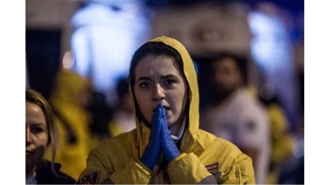 Una mujer reza tras el atentado Una mujer reza tras el atentado