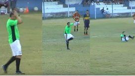 El árbitro se cayó y tambaleó durante gran parte del encuentro El árbitro se cayó y tambaleó durante gran parte del encuentro