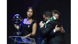 El presidente del Chapecoense Plinio De Nés recibe la Copa Sudamericana junto al representante del Atlético Nacional de Medellín, Daniel Jiménez Ochoa El presidente del Chapecoense Plinio De Nés recibe la Copa Sudamericana junto al representante del Atlético Nacional de Medellín, Daniel Jiménez Ochoa