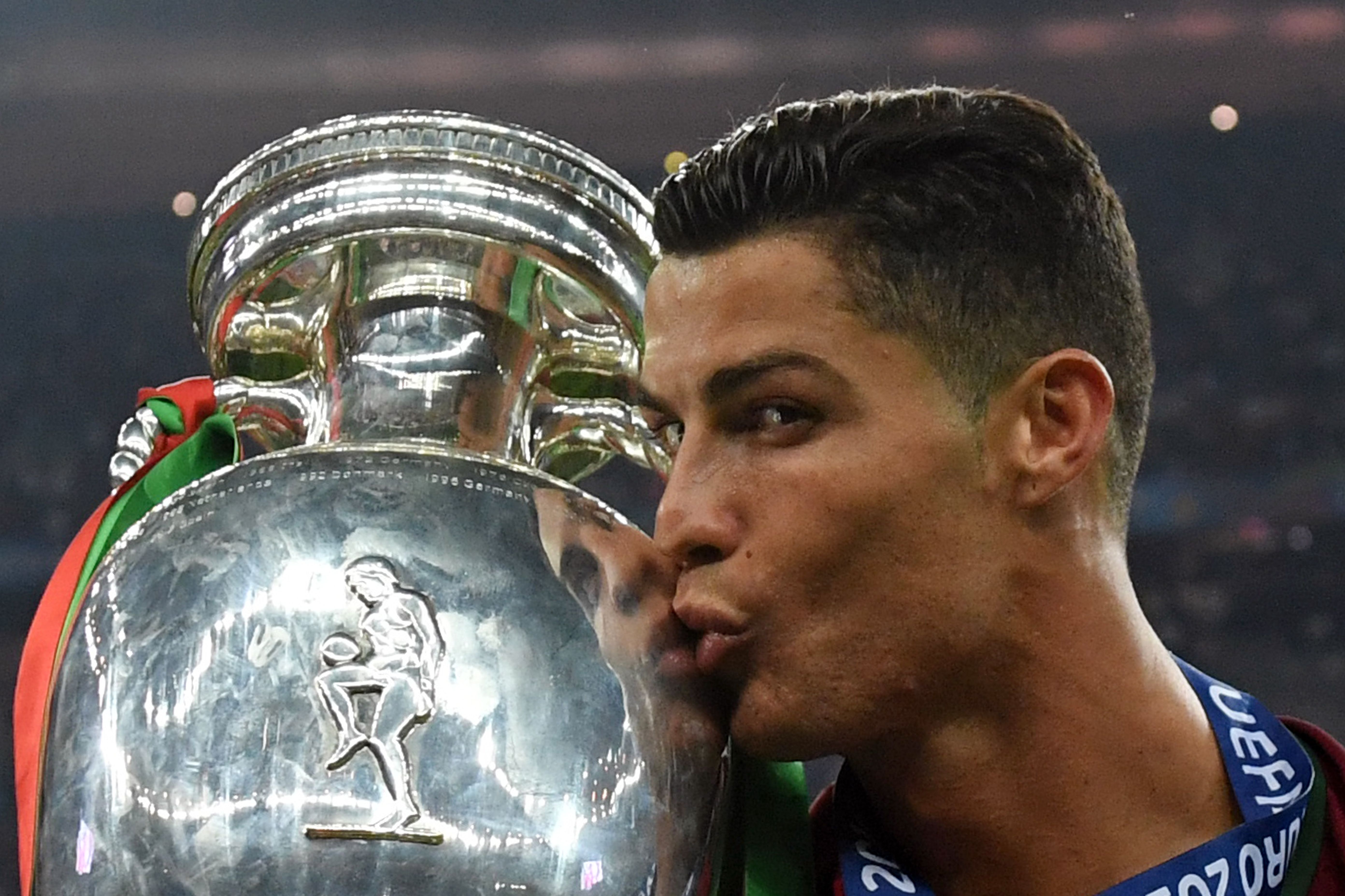 Cristiano Ronaldo obtuvo la Eurocopa en el 2016 con Portugal: por el coronavirus no podrá defenderla en este 2020 y deberá esperar al menos a 2021