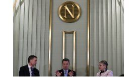 El presidente colombiano Juan Manuel Santos con los miembros del comité que otorga el Premio Nobel, Olav Njoelstad y Berit Reiss-Andersen El presidente colombiano Juan Manuel Santos con los miembros del comité que otorga el Premio Nobel, Olav Njoelstad y Berit Reiss-Andersen
