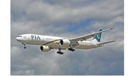 Un avión se estrelló en Pakistán. Un avión se estrelló en Pakistán.
