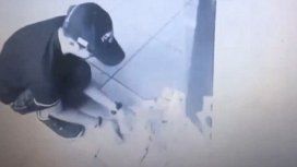 Un cajero automático empieza a despedir dinero Un cajero automático empieza a despedir dinero
