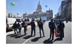 El Gobierno busca contener las protestas sociales y negocia un bono de $2000 El Gobierno busca contener las protestas sociales y negocia un bono de $2000