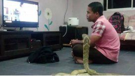 Su novia murió pero según él volvió en forma de serpiente Su novia murió pero según él volvió en forma de serpiente