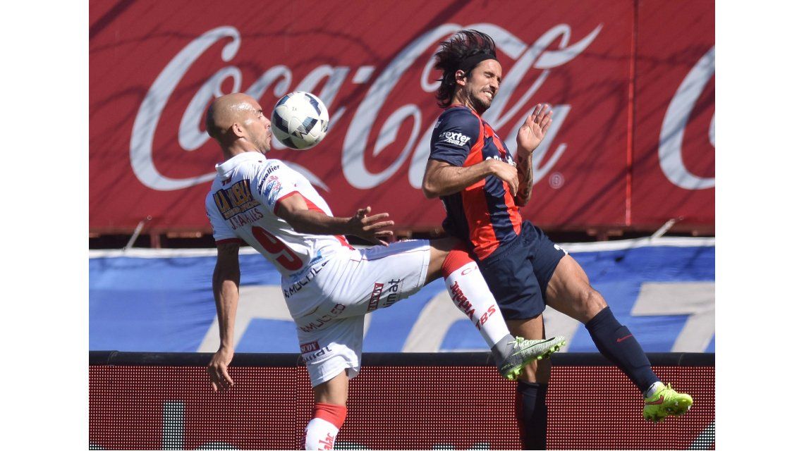 Barrales y Angeleri luchan por el balón Barrales y Angeleri luchan por el balón