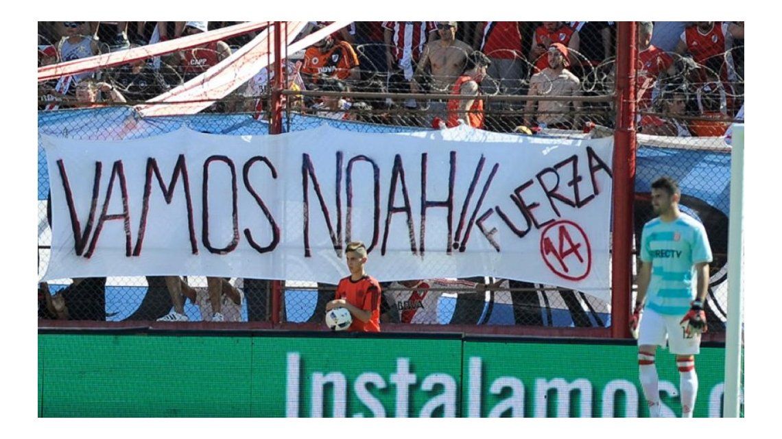 La hinchada de River colgó una bandera de para Noah La hinchada de River colgó una bandera de para Noah