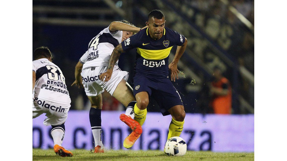 Tevez se mostró muy movedizo en la primera parte Tevez se mostró muy movedizo en la primera parte