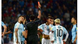 El chileno expulsó a Dybala en el primer tiempo frente a Uruguay El chileno expulsó a Dybala en el primer tiempo frente a Uruguay