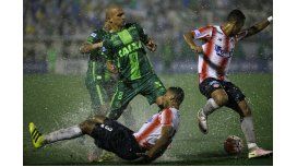 El jugador del Chapecoense Gil (al centro) disputa la pelota balón con Pérez (abajo) y Balanta (a la derecha) del Junior El jugador del Chapecoense Gil (al centro) disputa la pelota balón con Pérez (abajo) y Balanta (a la derecha) del Junior