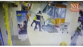 Una nena cayó de una escalera mecánica estando en los hombros de su padre Una nena cayó de una escalera mecánica estando en los hombros de su padre