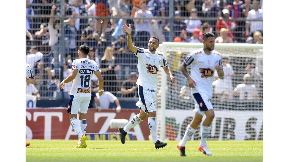 Quilmes celebra el gol de Botiino ante Lanús Quilmes celebra el gol de Botiino ante Lanús
