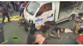 Un policía atropella a manifestantes en Manila, Filipinas Un policía atropella a manifestantes en Manila, Filipinas