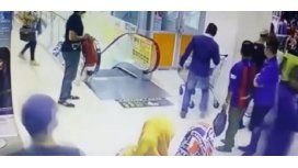 La nena se cayó desde unas escaleras mecánicas en Bukit Jambul. La nena se cayó desde unas escaleras mecánicas en Bukit Jambul.