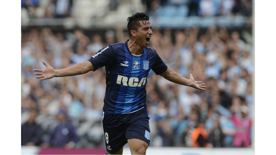 Diego González desvió un remate de Luciano Aued y así marcó el primer gol de Racing ante Arsenal en Avellaneda Diego González desvió un remate de Luciano Aued y así marcó el primer gol de Racing ante Arsenal en Avellaneda