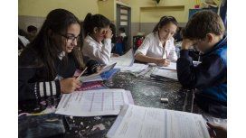 Alumnos de escuela primaria rindiendo el examen Aprender 2016 Alumnos de escuela primaria rindiendo el examen Aprender 2016