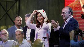 Cristina Kirchner con la simbólica boina blanca con el pompón rojo que representa a los militantes radicales junto a Leopoldo Moreau y Gustavo López Cristina Kirchner con la simbólica boina blanca con el pompón rojo que representa a los militantes radicales junto a Leopoldo Moreau y Gustavo López