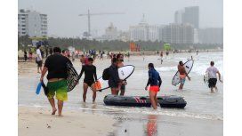 Surfistas aprovechan las olas en Miami Surfistas aprovechan las olas en Miami