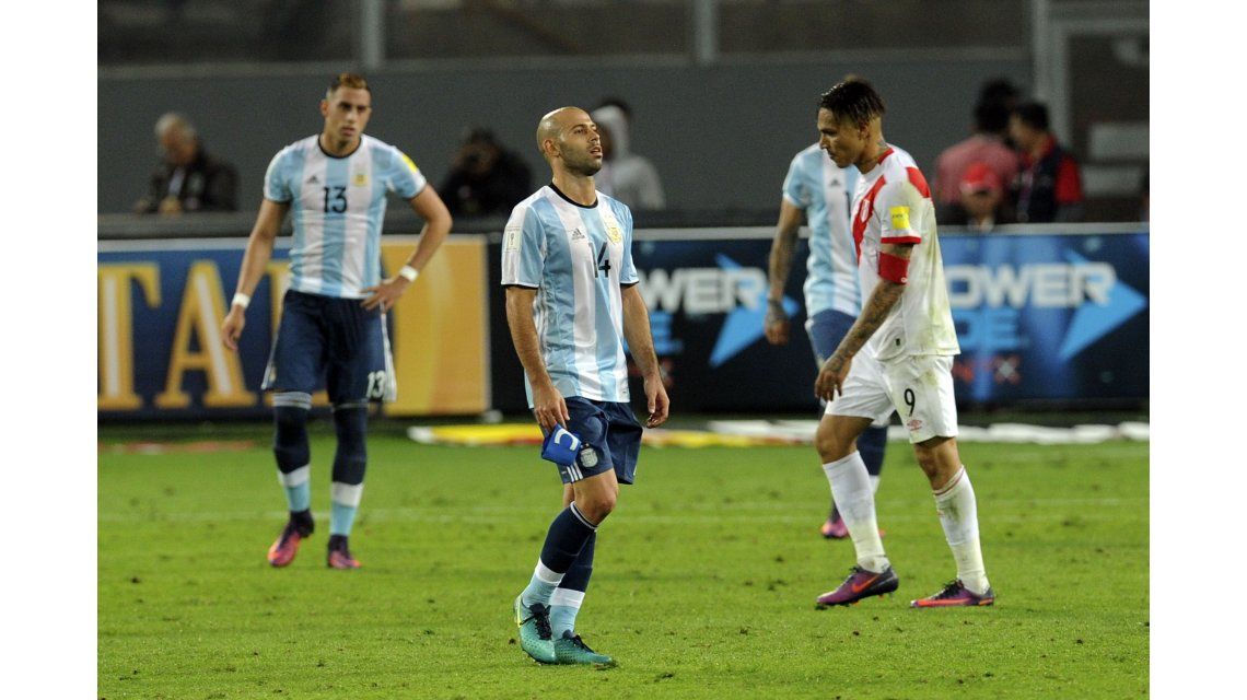 Mascherano dio un mal pase que terminó en penal a favor de Perú. Mascherano dio un mal pase que terminó en penal a favor de Perú.