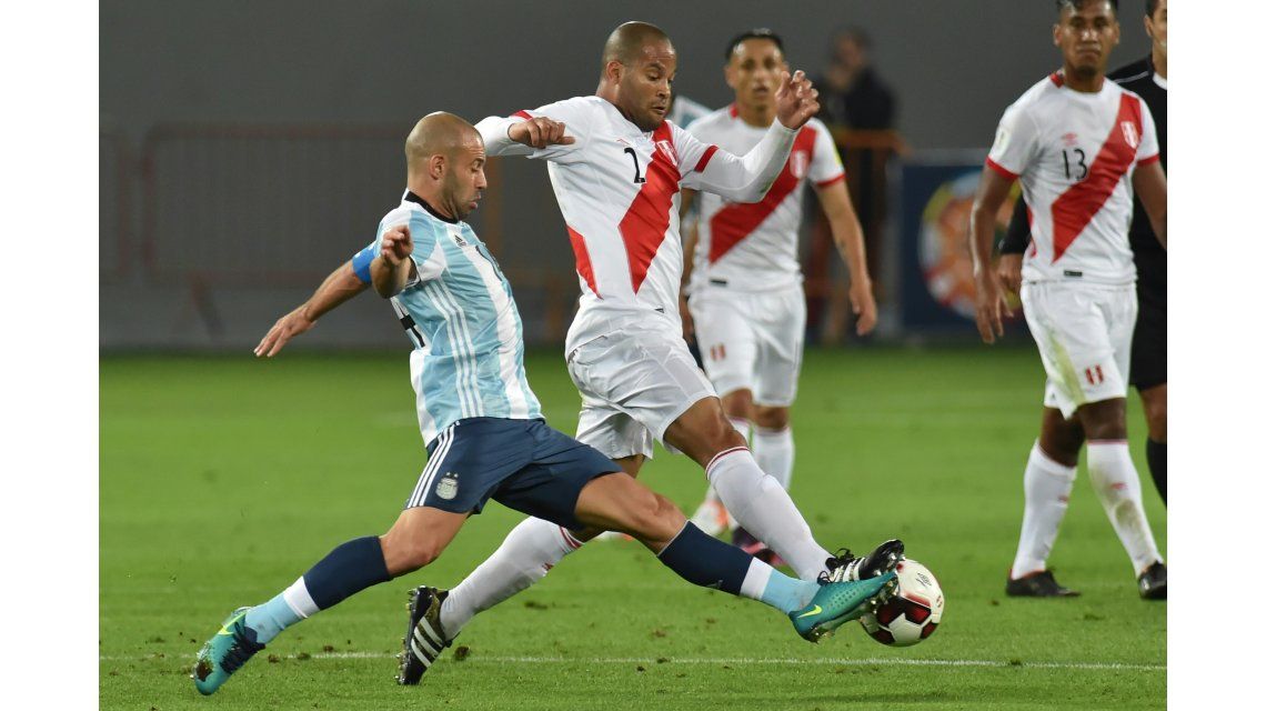 Mascherano entregó mal la pelota y la jugada terminó en el penal de Funes Mori. Mascherano entregó mal la pelota y la jugada terminó en el penal de Funes Mori.