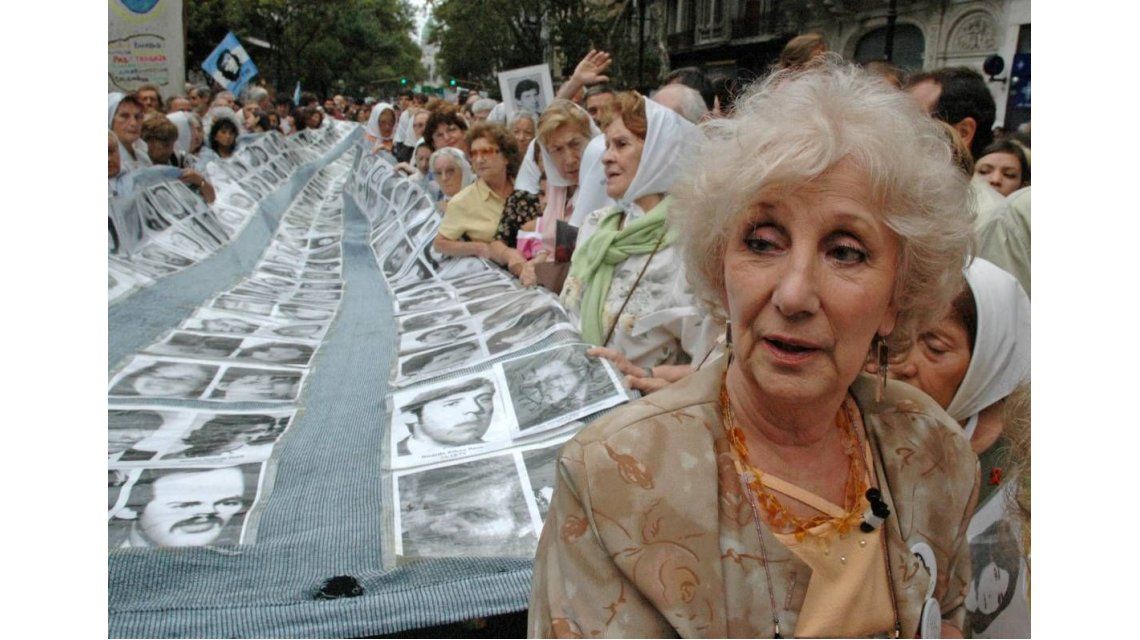 Abuelas de Plaza de Mayo recuperó al #Nieto122  Abuelas 