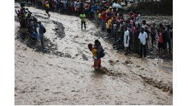 Personas intentan cruzar el río La Digue, en Haití, debido al derrumbe del único puente que conecta con el sur, tras el paso del huracán Matthew. Personas intentan cruzar el río La Digue, en Haití, debido al derrumbe del único puente que conecta con el sur, tras el paso del huracán Matthew.