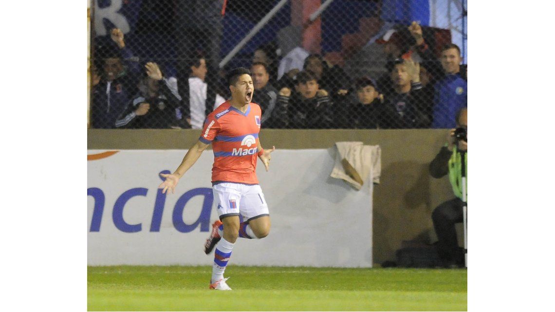 Cachete se llena la boca de gol de cara a su gente Cachete se llena la boca de gol de cara a su gente
