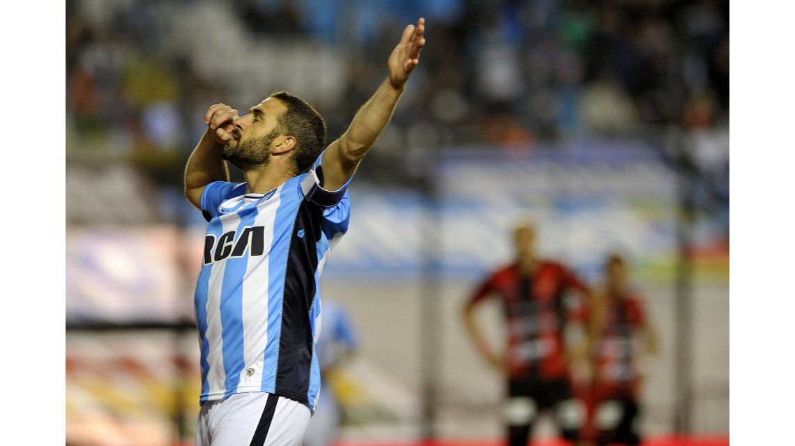 Lisandro Lopez festeja el primer gol de Racing ante Patronato en Avellaneda Lisandro Lopez festeja el primer gol de Racing ante Patronato en Avellaneda