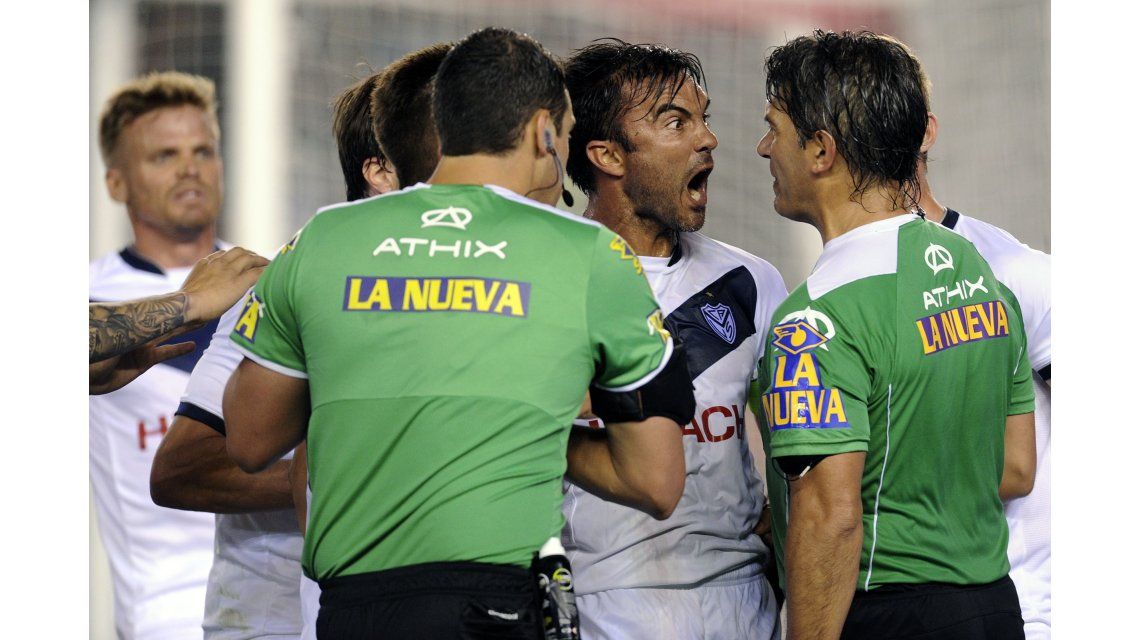 Fabián Cubero protesta por la decisión del línea en el penal de River. Fabián Cubero protesta por la decisión del línea en el penal de River.