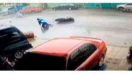 VIDEO: Un cartel es arrastrado por un tifón y golpea a un hombre en moto VIDEO: Un cartel es arrastrado por un tifón y golpea a un hombre en moto