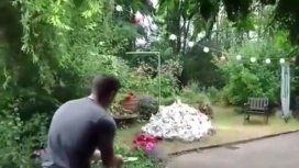 VIDEO: quiso quemar una montaña de basura pero destruyó el jardín VIDEO: quiso quemar una montaña de basura pero destruyó el jardín