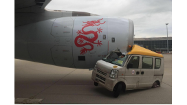 Insólito: un auto chocó a un avión en el aeropuerto de Hong Kong Insólito: un auto chocó a un avión en el aeropuerto de Hong Kong