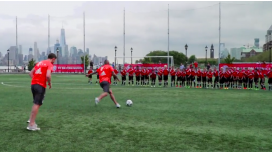VIDEO: Dos estrellas mundiales jugaron un partido de fútbol ante 40 chicos VIDEO: Dos estrellas mundiales jugaron un partido de fútbol ante 40 chicos