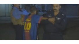 VIDEO: Un nene de 12 años de ISIS con un chaleco suicida y la camiseta de Messi es capturado VIDEO: Un nene de 12 años de ISIS con un chaleco suicida y la camiseta de Messi es capturado