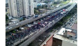 Corte en Puente Pueyrredón: manifestantes marchan hasta el Ministerio de Desarrollo Corte en Puente Pueyrredón: manifestantes marchan hasta el Ministerio de Desarrollo