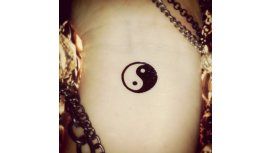 Quería que le tatuaran el Ying y el Yang y le dibujaron un pene con una palabrota Quería que le tatuaran el Ying y el Yang y le dibujaron un pene con una palabrota